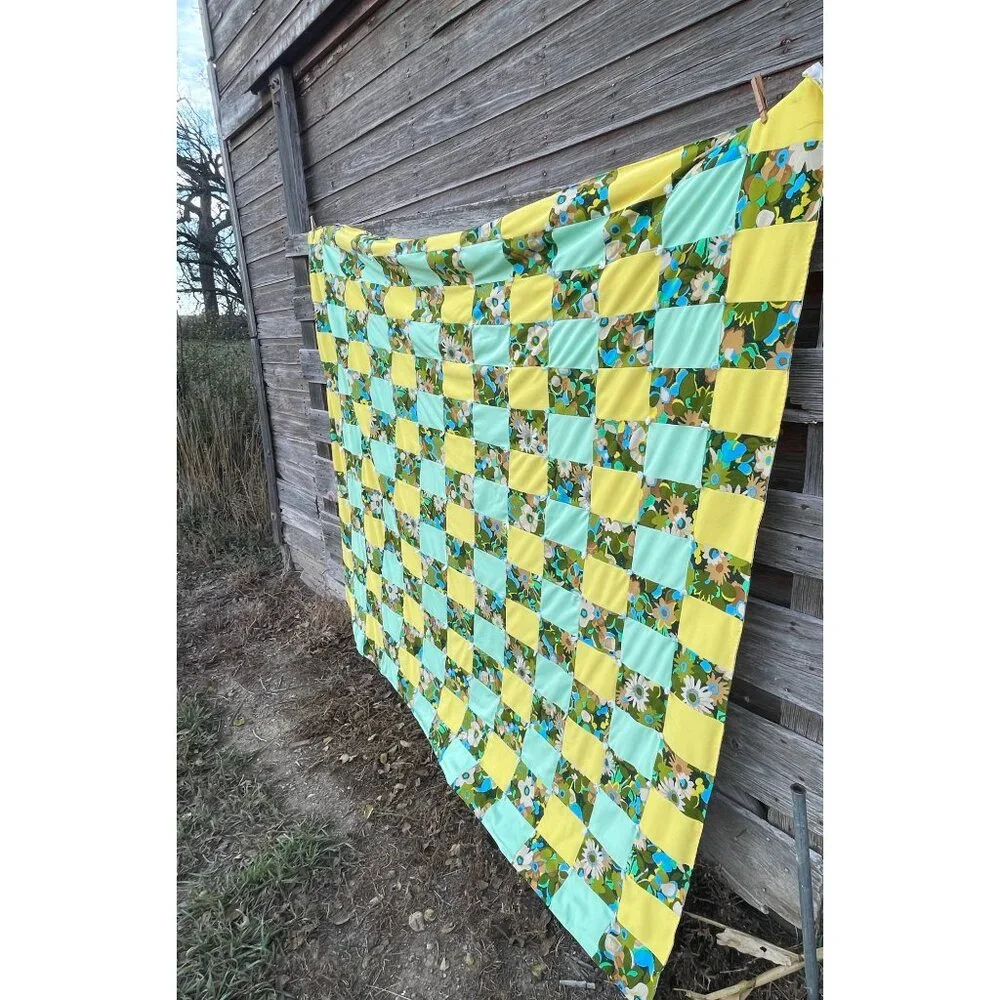 Vintage 1960s Groovy Floral Patchwork Tied Quilt 75x68" - Picture 5 of 16